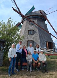Gruppenfoto mit Michael Kellner vor der Mühle