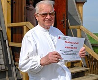 Horst Fichtmüller präsentiert den Förderbescheid der Sparkasse