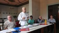 Horst Fichtmüller begrüßt die Mitglieder