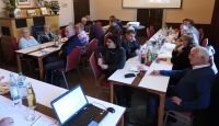 Mitglieder im Schulsaal Greiffenberg