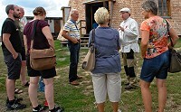 Ingo Waligora begrüßt eine Besuchergruppe